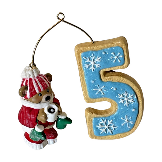 2011 My Fifth Christmas Hallmark Ornament (Child's Age Collection) QXG7623