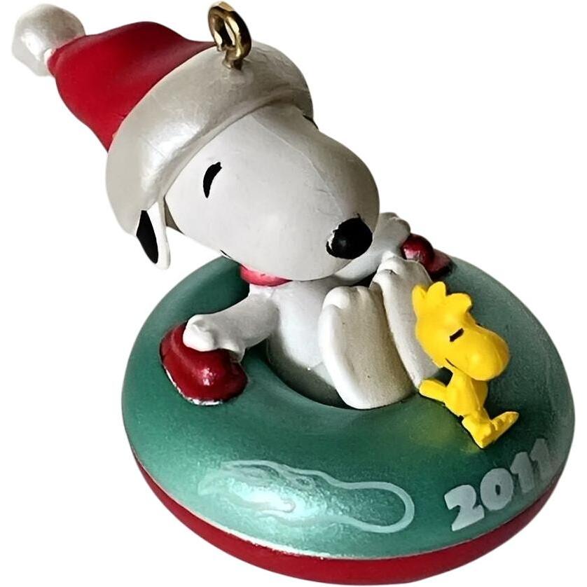 2011 Winter Fun With Snoopy Hallmark Ornament (Winter Fun with Snoopy) QXM9117
