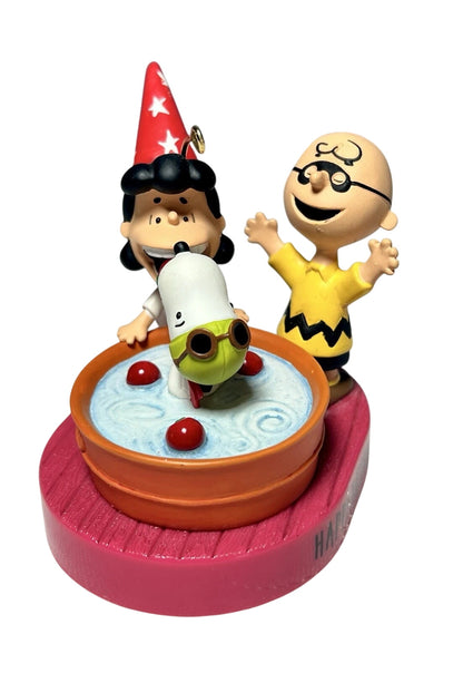 2012 Bobbing for Apples Hallmark Ornament (Peanuts) QFO5201