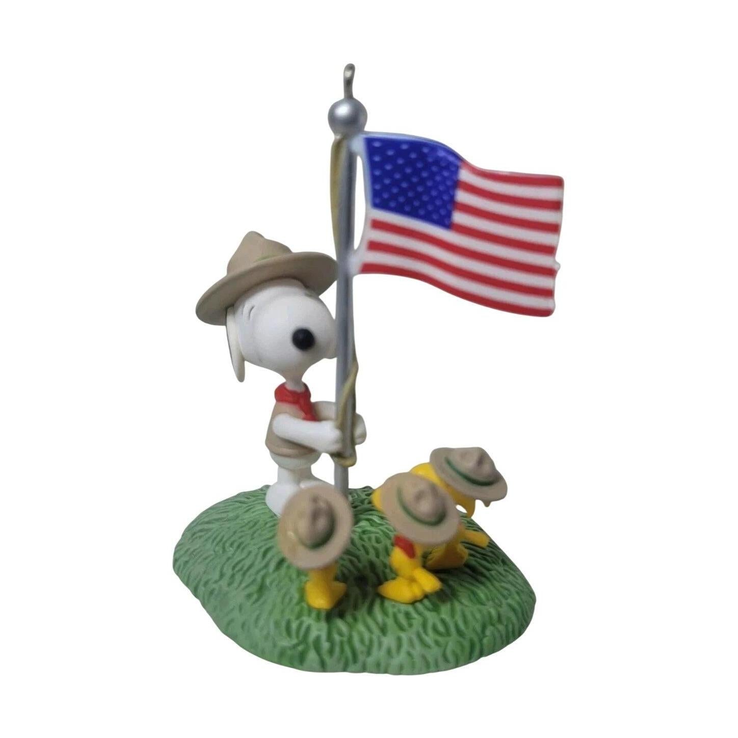 2012 Beagle Scout Salute Hallmark Ornament (Peanuts) QXI2941 Image3