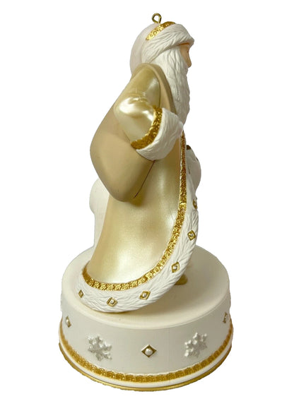 2014 Strolling in the Snow Hallmark Ornament (Santa Claus) QGO1216