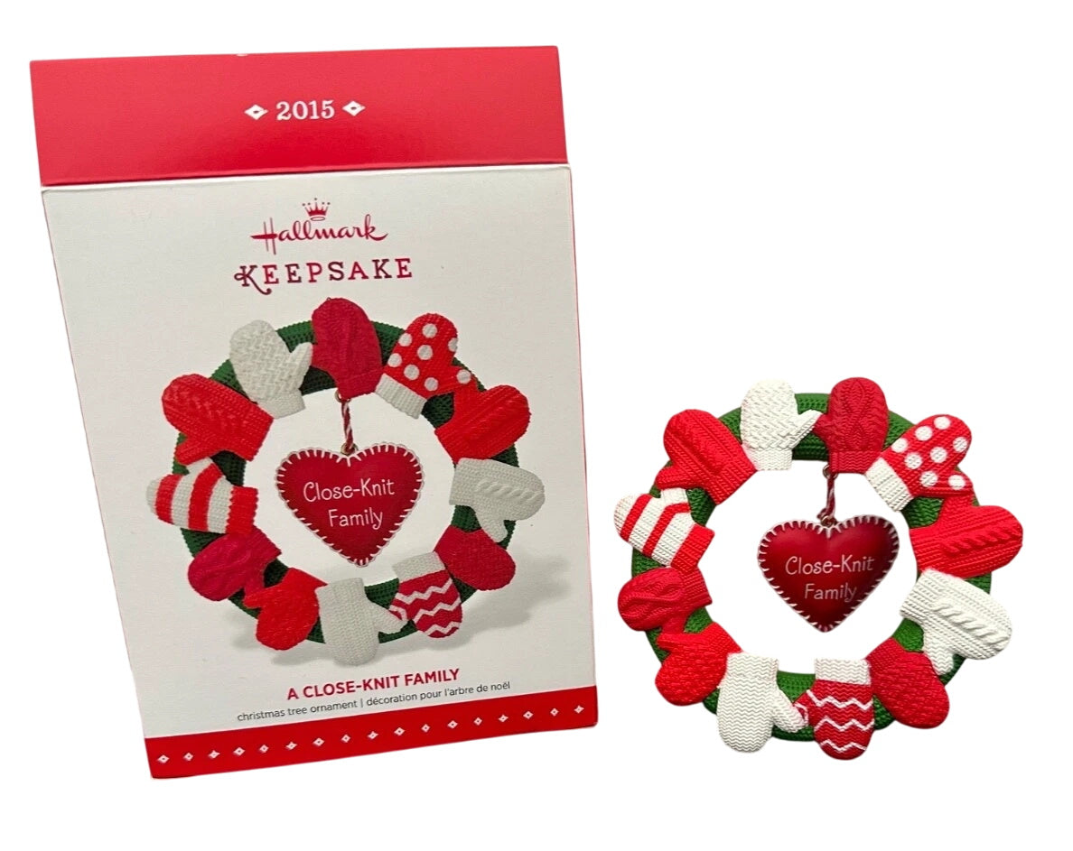 2015 A Close-Knit Family Hallmark Ornament (Wreath) QGO1629