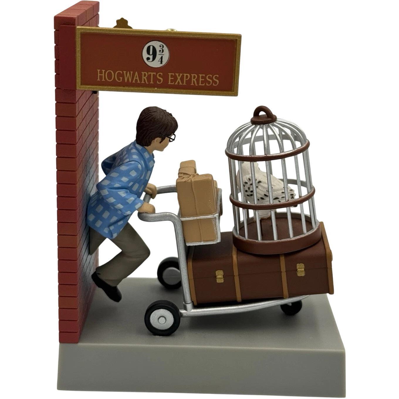 2015 Platform 9 3/4 Hallmark Ornament (Harry Potter) QXI2119