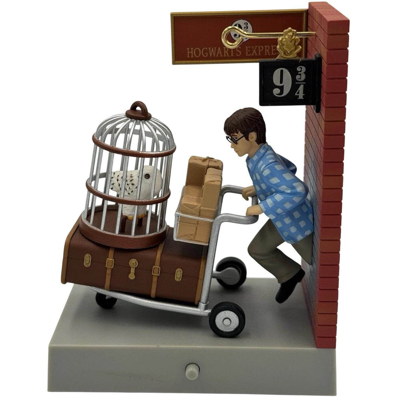 2015 Platform 9 3/4 Hallmark Ornament (Harry Potter) QXI2119