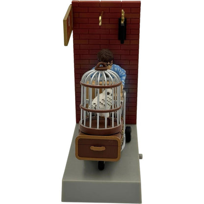 2015 Platform 9 3/4 Hallmark Ornament (Harry Potter) QXI2119