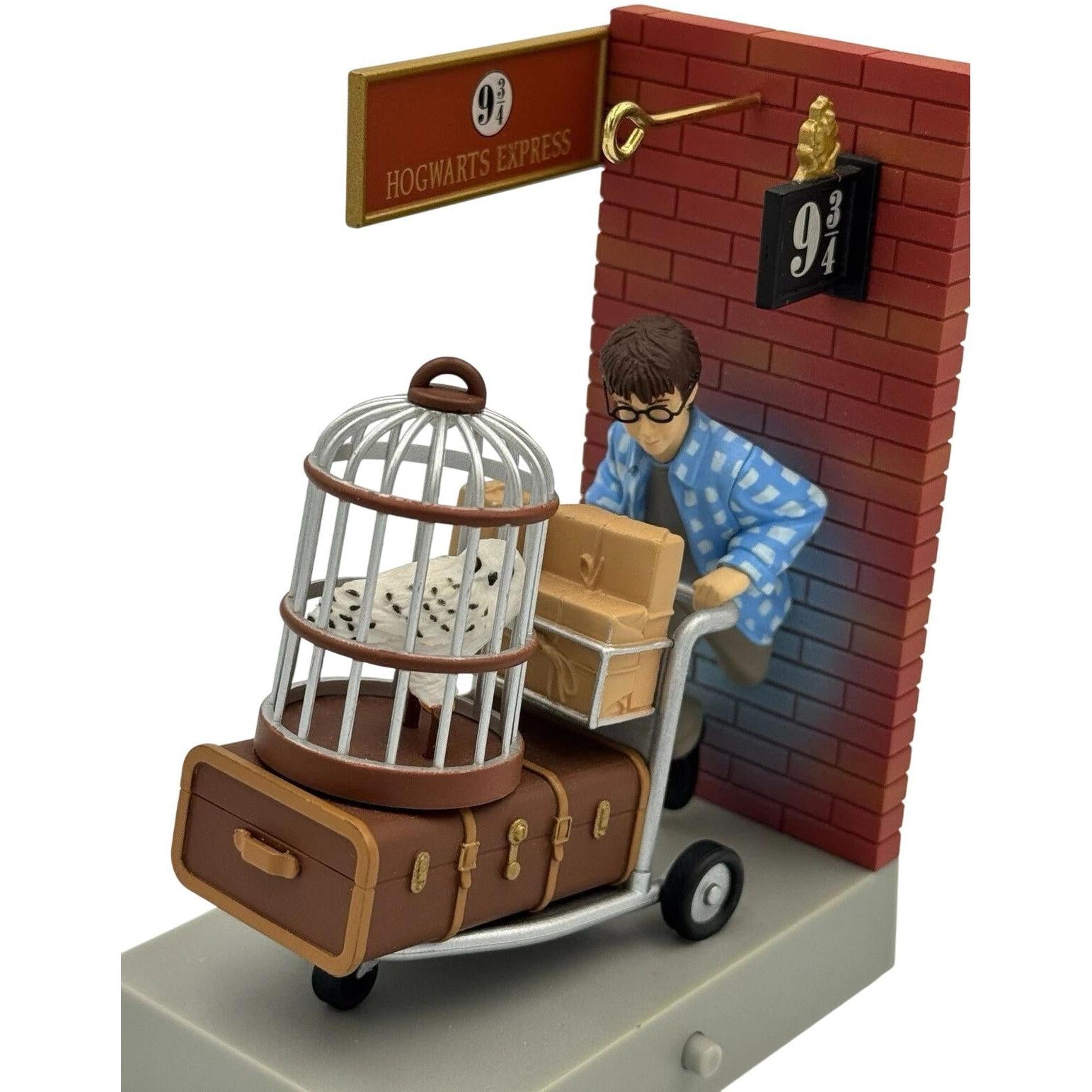 2015 Platform 9 3/4 Hallmark Ornament (Harry Potter) QXI2119