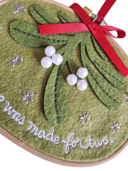 2015 Together Under The Mistletoe Hallmark Ornament (Our Christmas Together) QGO1569