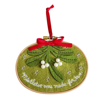 2015 Together Under The Mistletoe Hallmark Ornament (Our Christmas Together) QGO1569