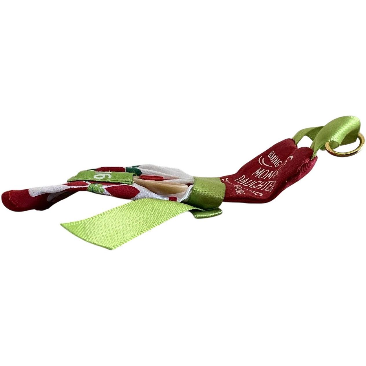 2016 Baking Mom and Daughter Hallmark Ornament (Kitchen & Baking) QGO1631