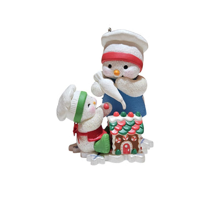 2016 Frosting Friends Hallmark Ornament (Making Memories) QX9071