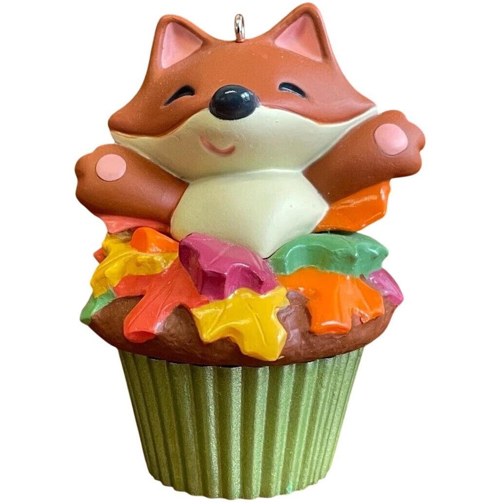 2016 Sly and Sweet Hallmark Ornament (Keepsake Cupcake) QHA1037