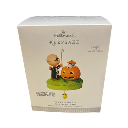 2016 Trick or Treat? Hallmark Ornament (Peanuts) QFO5224