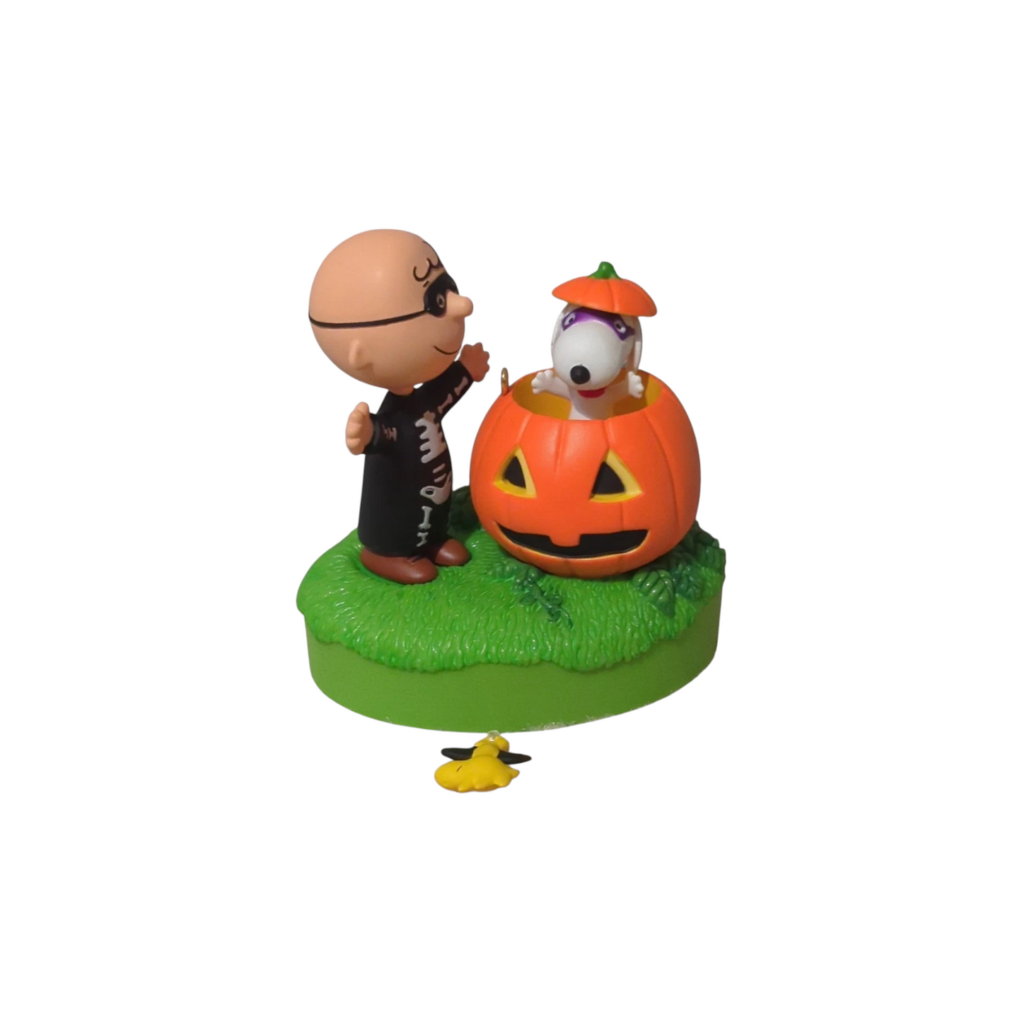 2016 Trick or Treat? Hallmark Ornament (Peanuts) QFO5224