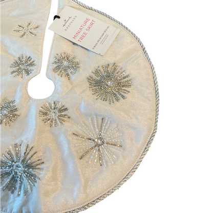 2018 Miniature Tree Skirt Hallmark Ornament (Snowflake) QSB6056