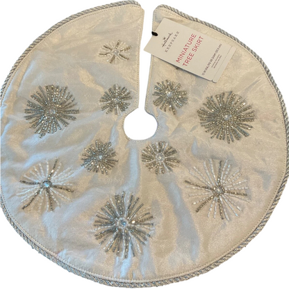 2018 Miniature Tree Skirt Hallmark Ornament (Snowflake) QSB6056