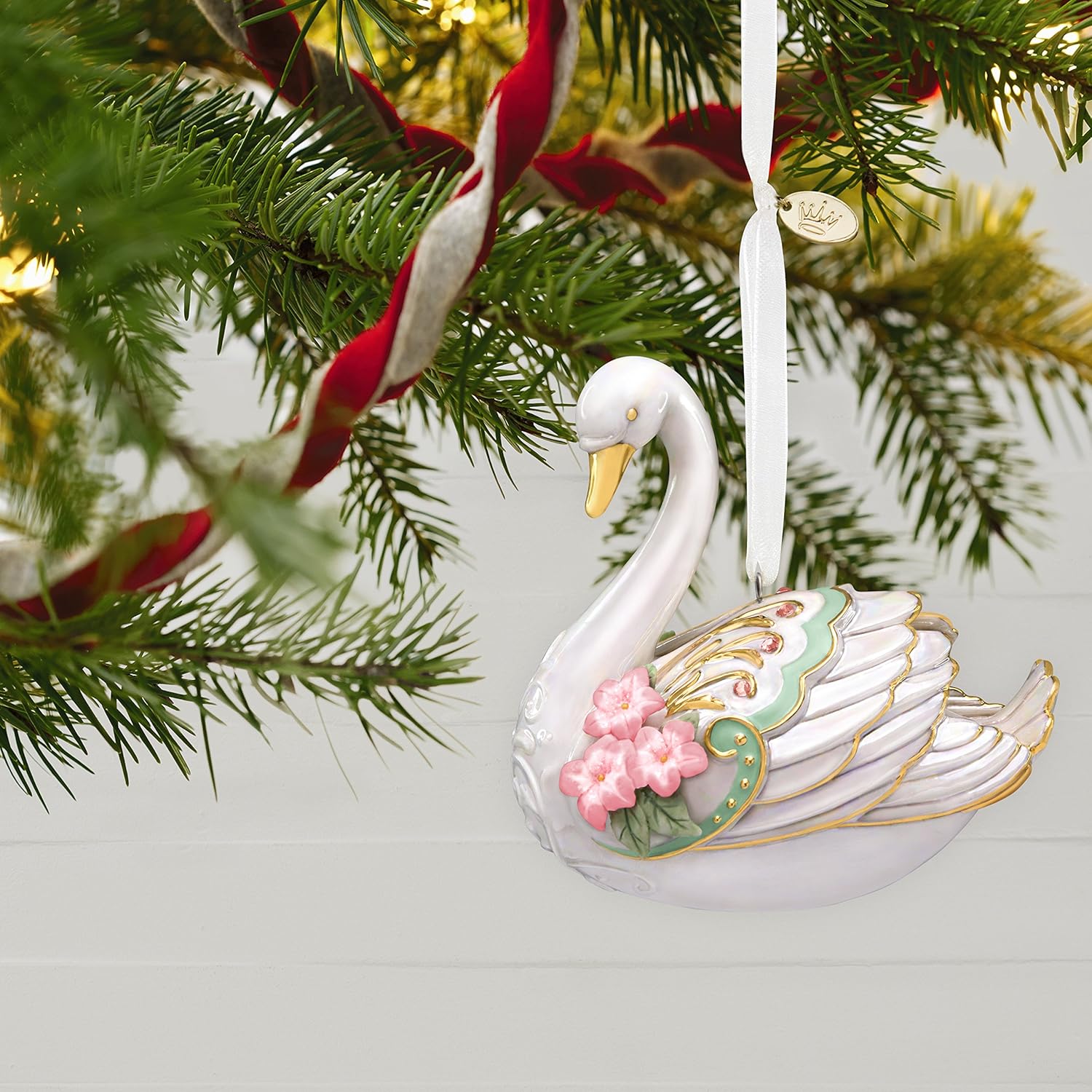 2018 Stunning Swan Hallmark Ornament (Porcelain) QK6403