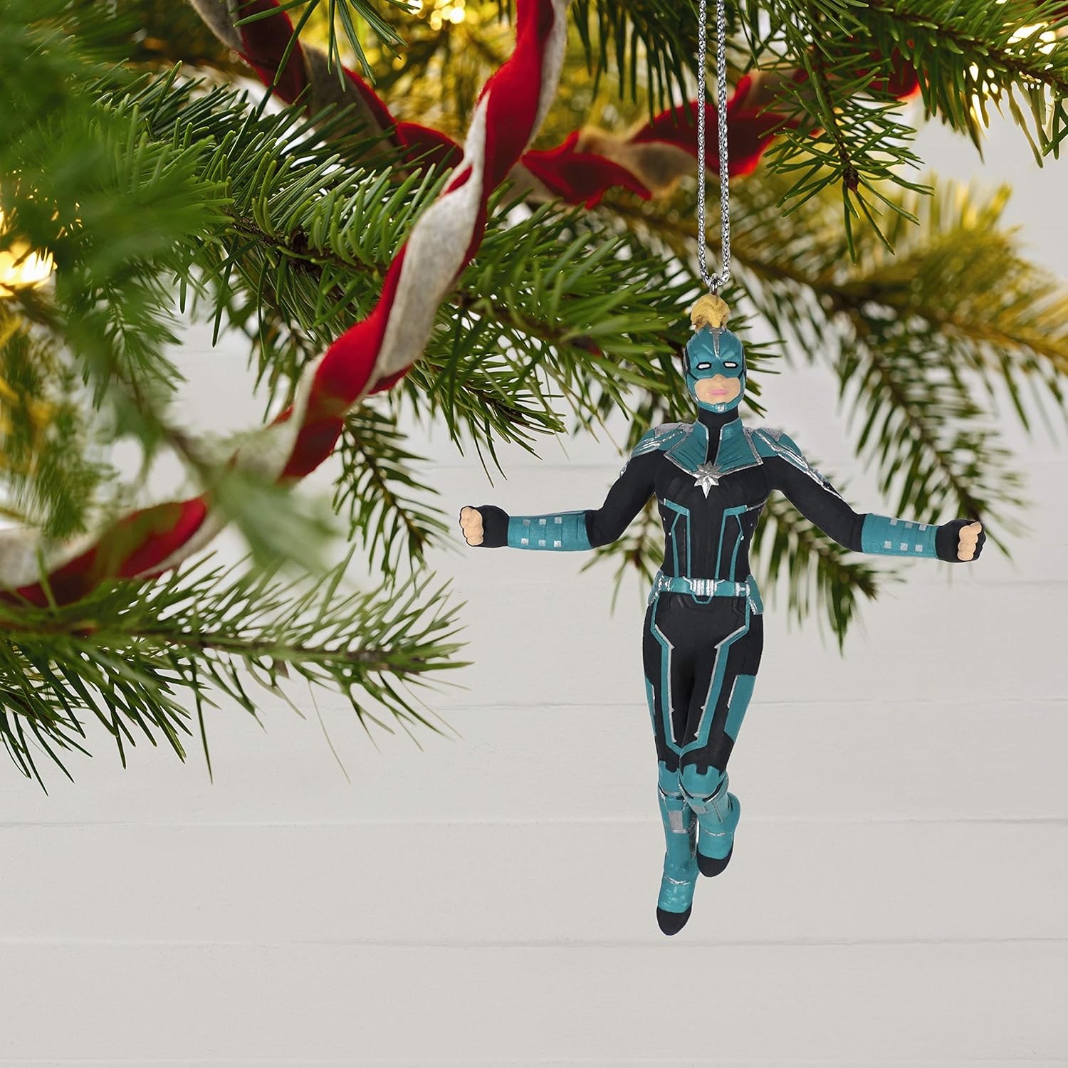 2019 Captain Marvel Mystery Box Hallmark Ornament (Super Heroes) QXI3509