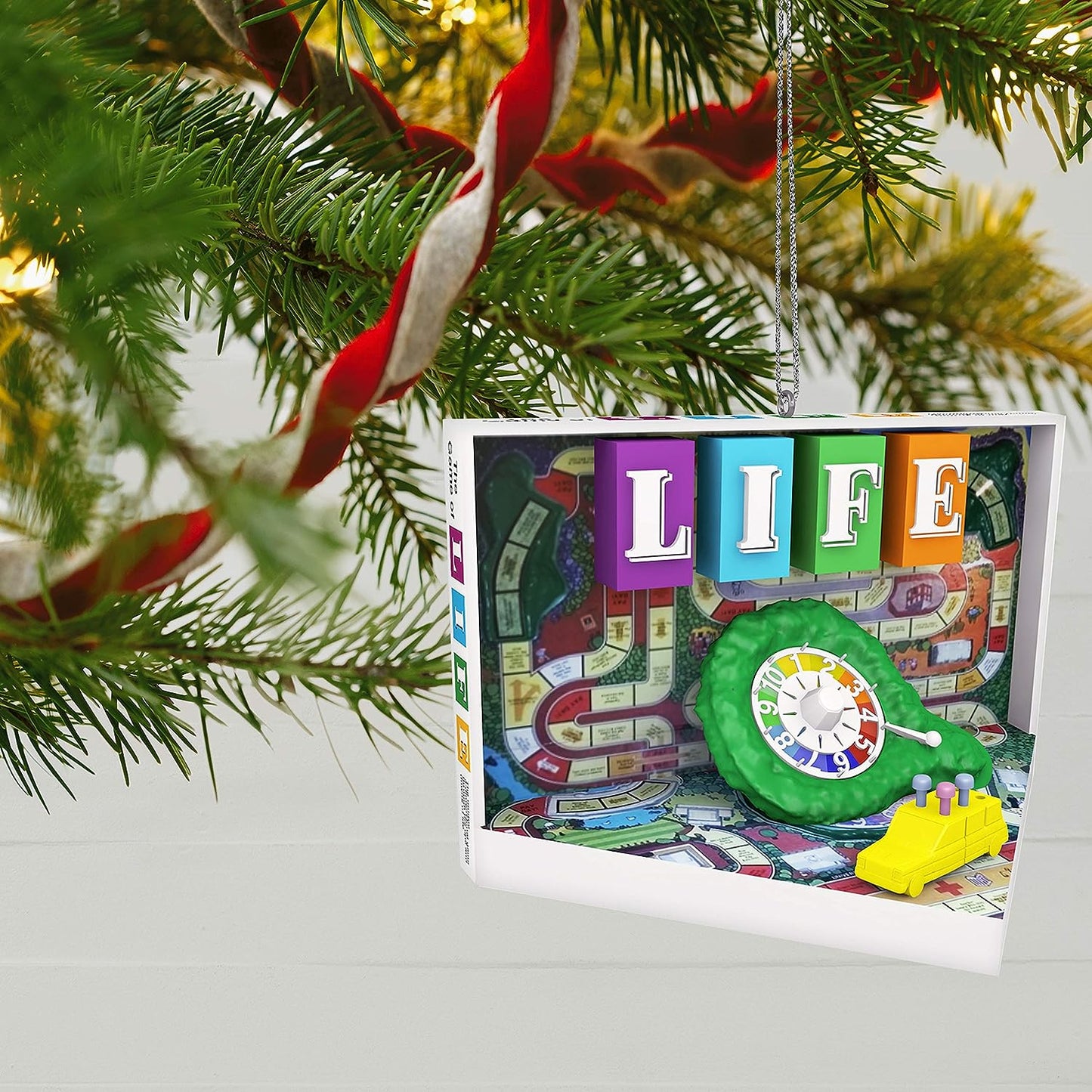 2020 The Game of Life Hallmark Ornament (Family Game Night) QXR9324