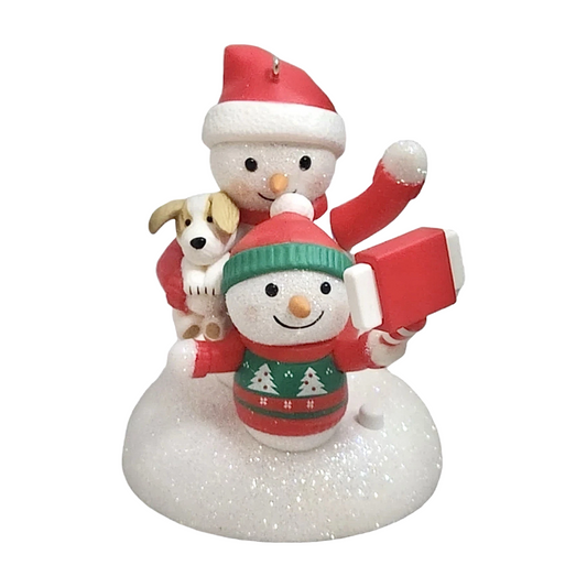 2020 Cozy Christmas Selfie Hallmark Ornament (Snowmen) QGO1831 Image1