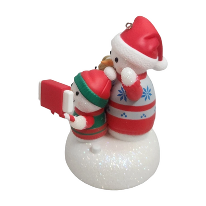 2020 Cozy Christmas Selfie Hallmark Ornament (Snowmen) QGO1831 Image3