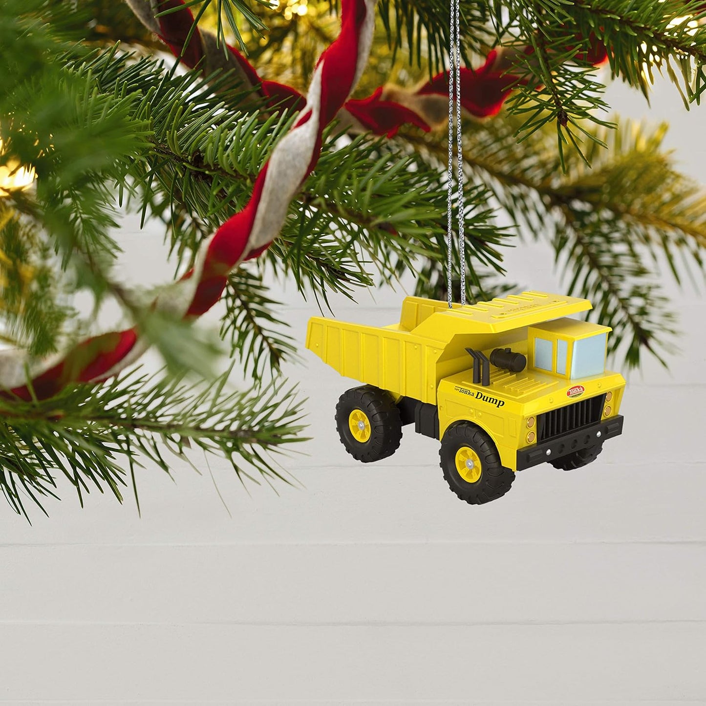 2020 Tonka Dump Truck Hallmark Ornament (Tonka) QXI2504