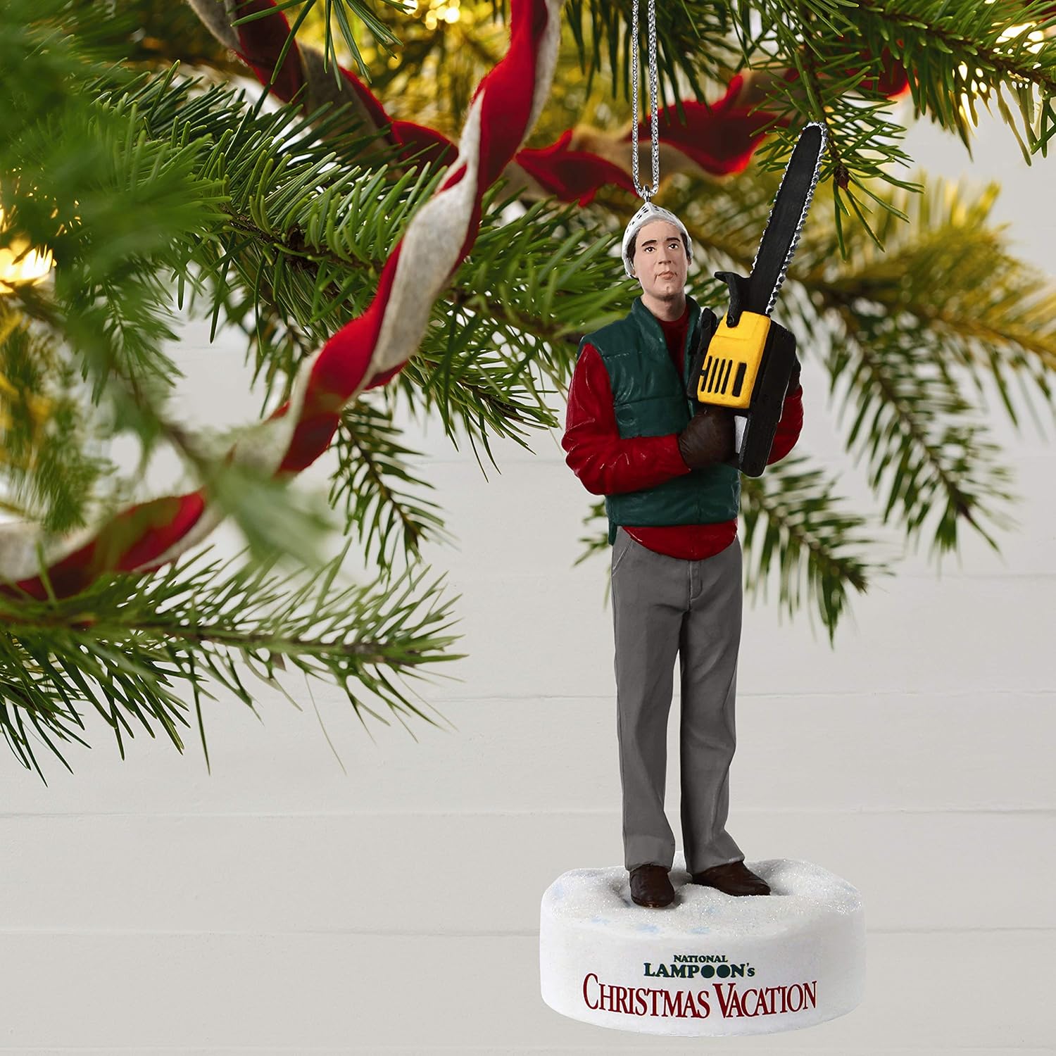 2020 Trimming The Tree Hallmark Ornament (National Lampoon's Christmas Vacation) QXI2384