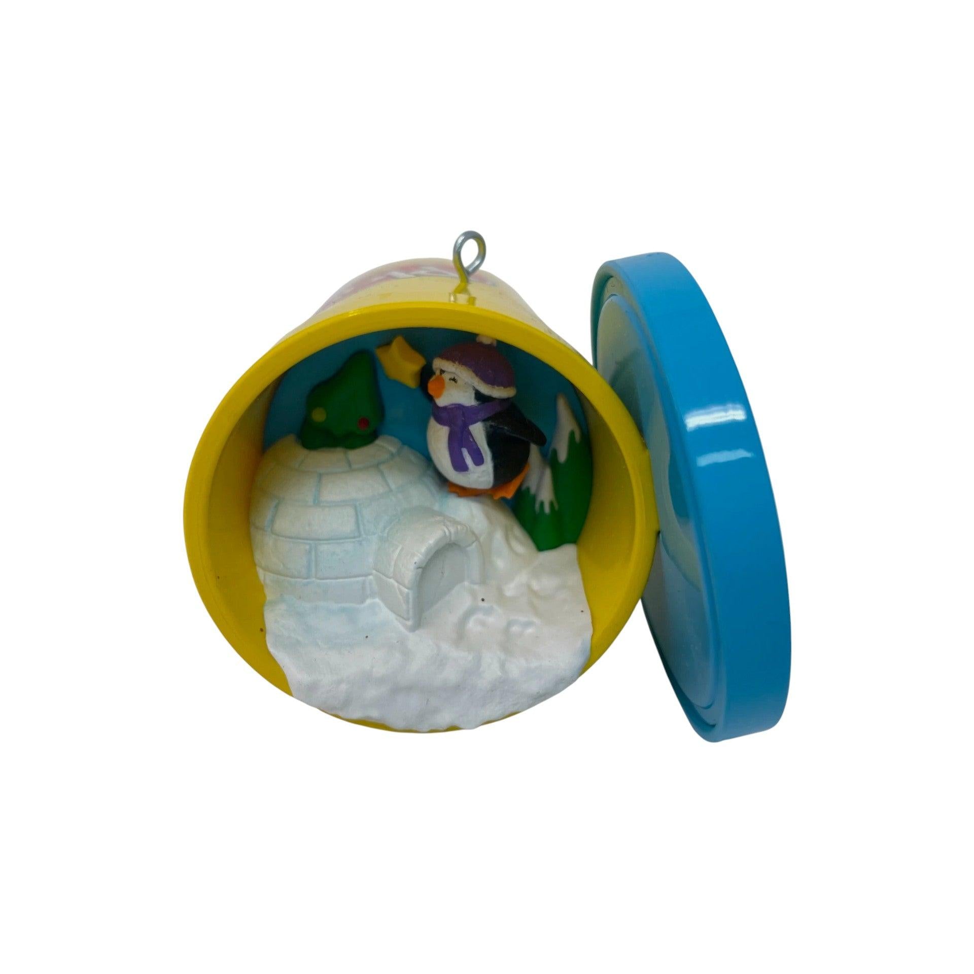 2021 Play‑Doh Penguin Hallmark Ornament (Hasbro) QXI7185 Image1