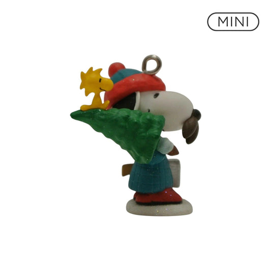 2021 Winter Fun With Snoopy Hallmark Ornament (Winter Fun with Snoopy) QXM8252 Image1