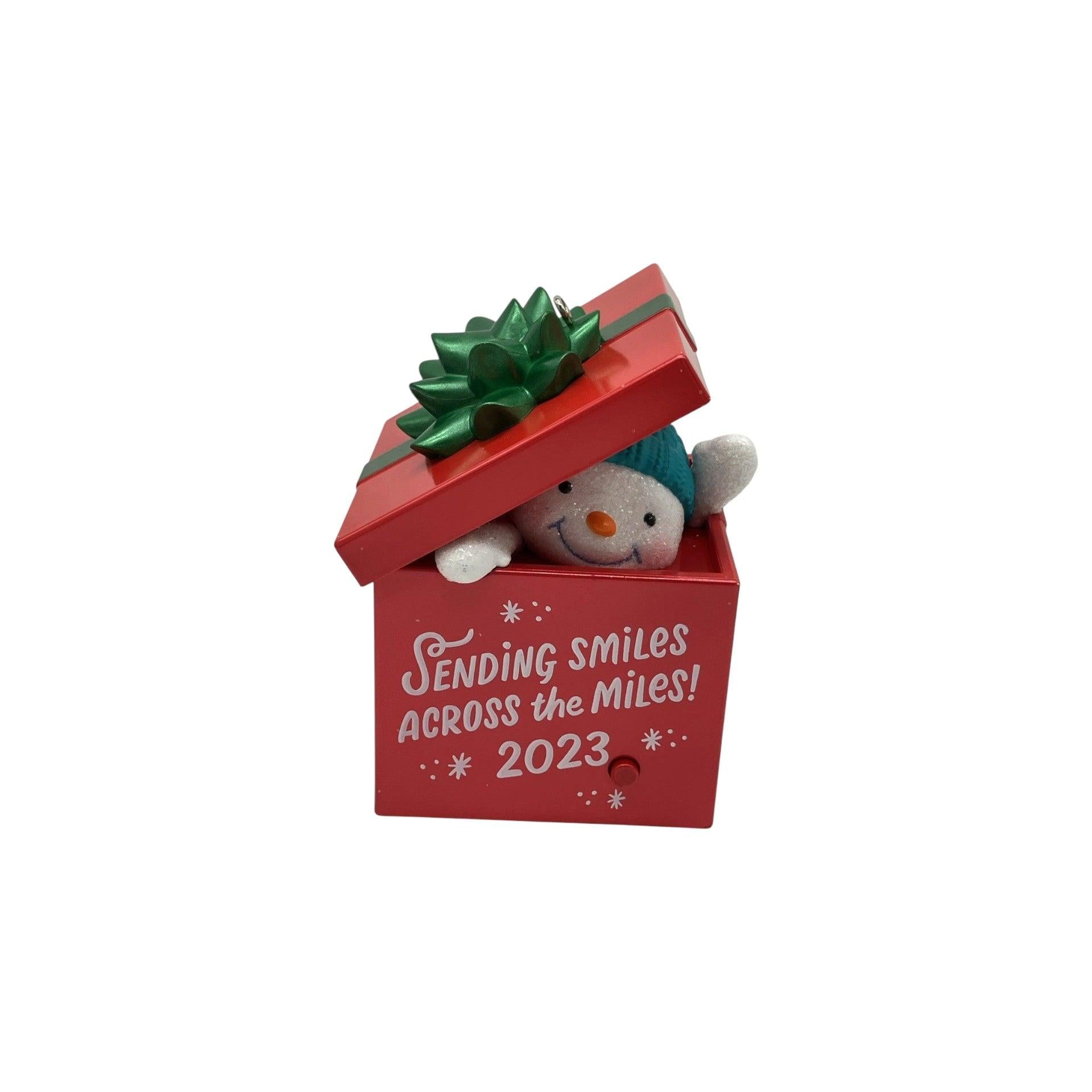 2023 Smiles Across the Miles (Snowmen) Hallmark Ornament QGO2619 Image1