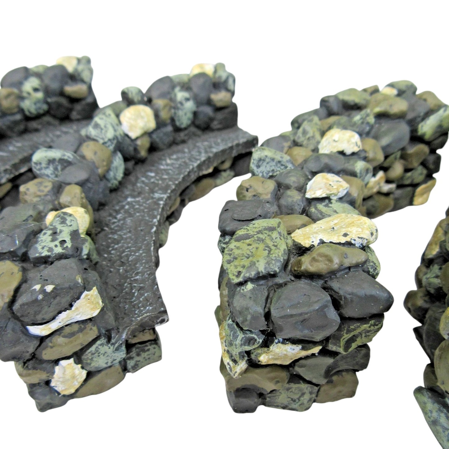 2001 “Fieldstone Curved Wall/Bench (Set of 4)” (Village Accessories Series – Department 56)