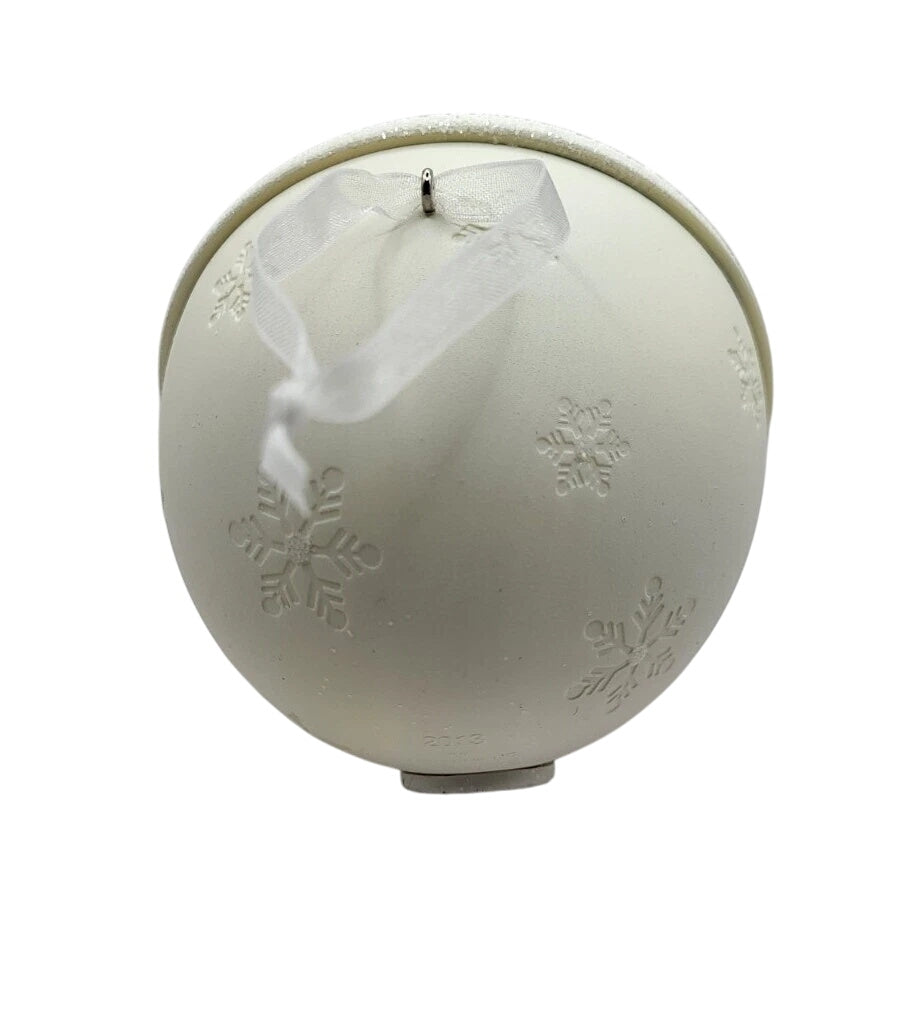 2013 A December To Remember Hallmark Ornament (Snowmen) QXG1042