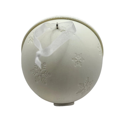 2013 A December To Remember Hallmark Ornament (Snowmen) QXG1042