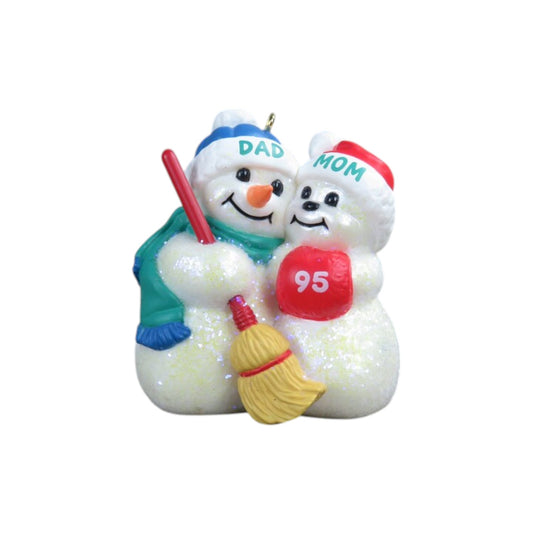 1995 Mom and Dad Hallmark Ornament (Family) QX5657 Image1