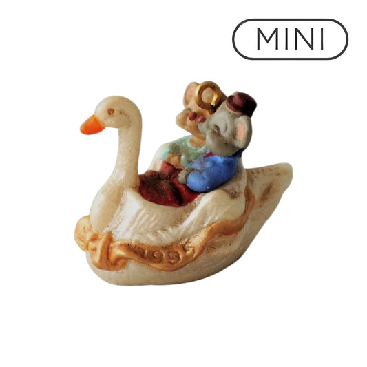 1995 Tunnel of Love Hallmark Ornament (Mouse) QXM4029 Image1