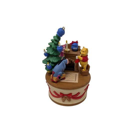 2005 Getting Ready for Christmas (Winnie the Pooh)